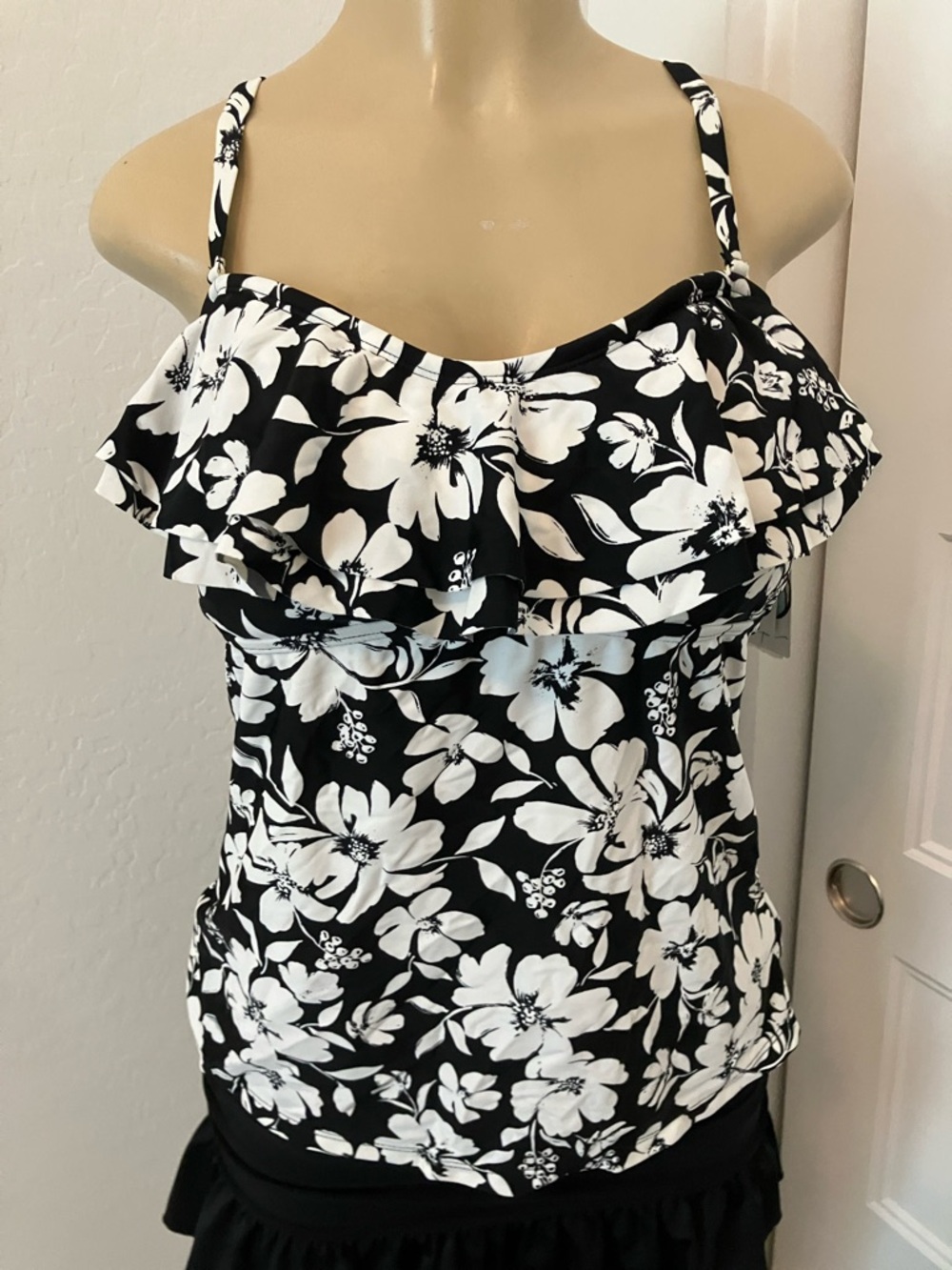 NWT Island Escape Black & White Floral Ruffle Cami